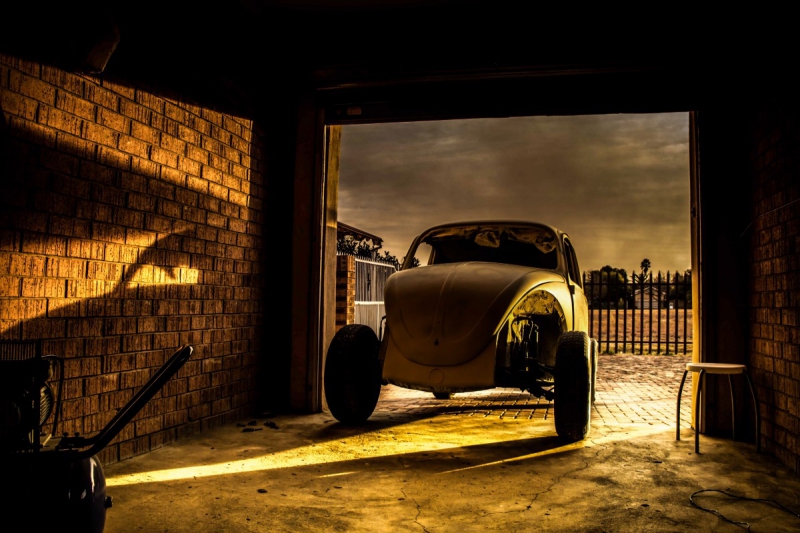 carrosserie-CARCES-min_car_garage_volkswagen_sunset_vw_beetle-81658